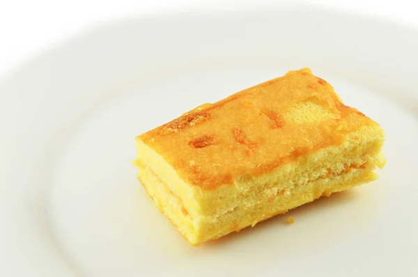 蛋糕蛋甜点在盘子在白色背景或面包蛋查出 — 图库照片