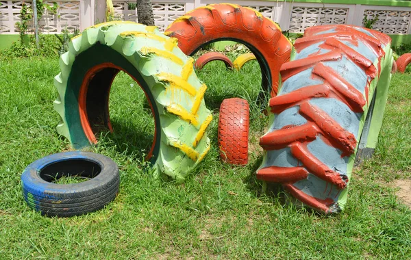 五颜六色的轮胎 老车轮轮胎拖拉机和轮胎汽车画的颜色在公园操场 — 图库照片