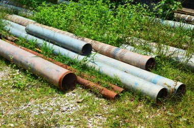 İnşaat atölyesinde paslı eski çelik boru / paslanmaz çelik yığını 