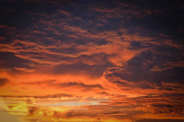 Изумительное Облако Закат Оранжевый Темный Шторм Страшные Драматические Облака Закате — стоковое фото