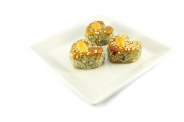 Mini kurabiye izole / kurabiye pasta beyaz susam ve kaşu somun üst beyaz arka plan üzerinde izole kalp şeklinde