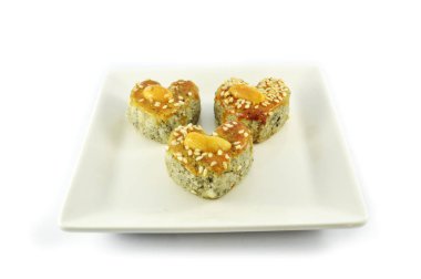 Mini kurabiye izole / kurabiye pasta beyaz susam ve kaşu somun üst beyaz arka plan üzerinde izole kalp şeklinde