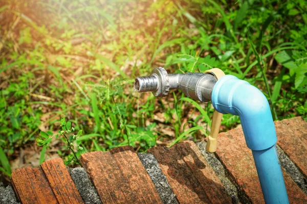 Wasserhahn Garten Blaues Pvc Rohr Mit Altem Metall Wasserhahn — Stockfoto