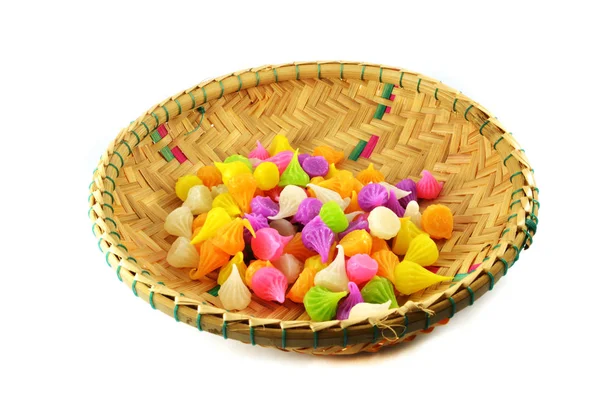 Aalaw 糖果在篮子 五颜六色的糖果糖果甜点糖果白色背景 泰国传统甜品 — 图库照片