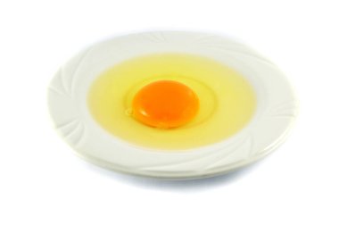 izole / taze kırık yumurta sarısı ile yumurta beyaz arka plan üzerinde izole beyaz tabakta yumurta sarısı 