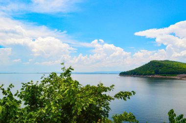 manzara bakış açısı lagün ile dağ ve mavi gökyüzü arka plan Ubol Ratana Dam turistik cazibe khonkaen Tayland at