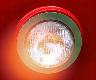 Klasik Otomobil farlar / retro vintage tarzı gözleri yuvarlak araba ışıkları kırmızı arka plan