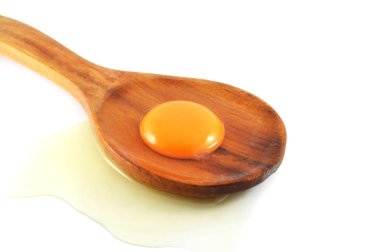 izole / taze kırık yumurta sarısı ile ahşap spo yumurta yumurta sarısı