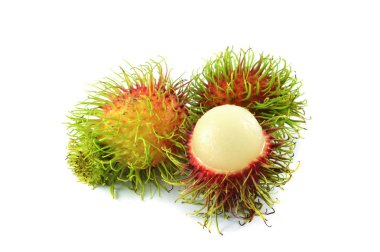 taze rambutan meyve izole / beyaz arka plan üzerinde izole kırmızı ve yeşil tropikal meyve rambutan Olgun