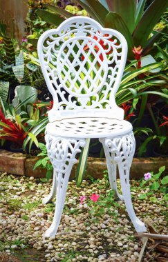 Açık havada sandalye / yeşil bitki arka plan bahçe çiçeklerle stand vintage beyaz sandalye