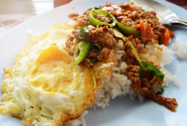 heyecan kızarmış domuz eti fesleğen / Tay tarzında baharatlı yiyecek kutsal fesleğen kıyılmış domuz kızarmış pilav tarifi ile yumurta kızarmış