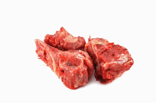 在白色背景上被查出的生猪肉骨 用于煮煮煮汤的新鲜的骨头 — 图库照片