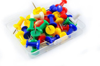 harita için PIN / renkli itme pimleri farklı renkler beyaz arka plan üzerinde izole raptiye