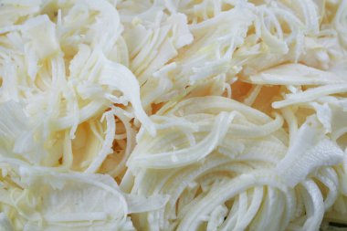 taze bambu sürgün / bambu sürgün dilim rendelenmiş muz yaprak yemek yiyecek için üzerinde 