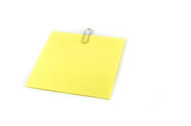 Beyaz / Sarı sopa not kağıdı beyaz arka plan üzerinde izole klip ile ataş iğnesi