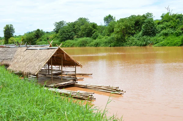 Flusslandschaft Und Bambus Hausboot Floß Zum Entspannen Der Urlaubszeit — Stockfoto