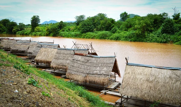 Flusslandschaft Und Bambus Hausboot Floß Zum Entspannen Der Urlaubszeit — Stockfoto