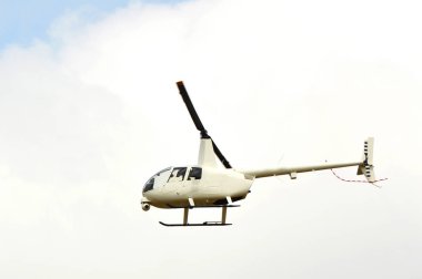 gökyüzünde uçan helikopter / beyaz helikopter uçan hava üstten görünüm üzerinde fotoğraf çekimi kamera ile 