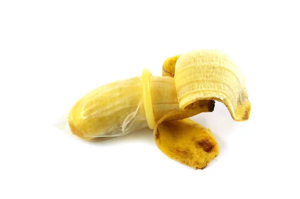 Banana Pelata Con Preservativo Isolato Sfondo Bianco Concetto Sesso Sicuro — Foto Stock
