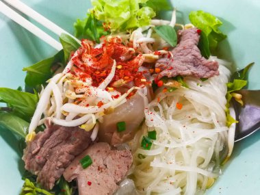 sığır şehriye çorbası / pirinç noodle ile sığır eti ve Sebze fasulye filizi ile kurutulmuş biber kase çorba - üstte Tay ve Çin tarzı yemek