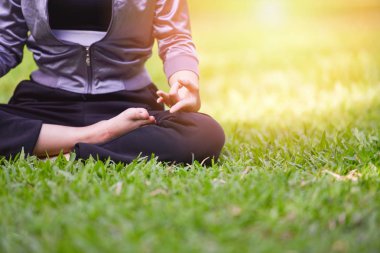 Yoga kadın / genç kız elin yaptığından yoga ve meditasyon yeşil sahada - Yoga park açık doğa yeşil arka planda sakin ol   