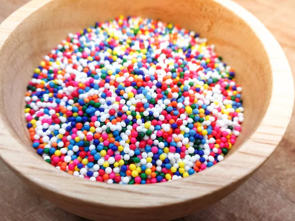 Saupoudrer Boules Colorées Sucrées Colorées Dans Bol Bois Pour Saupoudrer — Photo