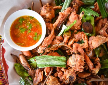 kızarmış tavuk ot ile / doğranmış kızarmış tavuk pandan havlıcan ile gevrek ve limon otu üzerinde tavuk Tay tarzı yiyecek kızarmış baharatlı - plaka ve acı biber sosu 