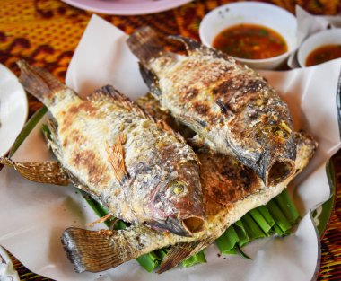 Balık Tilapia ızgara / tilapia tuz ile Asya tarzı gıda plaka - soslu ızgara balık burn Tay tilapia Yakılan ot