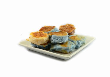 Tay tarzında tatlı beyaz arka plan üzerinde gözleme / ile gözleme rendelenmiş hindistan cevizi yapış yapış un beyaz plaka üzerinde ızgara / renkli şeker tatlı tatlılar adı Tay Kanom babin içinde