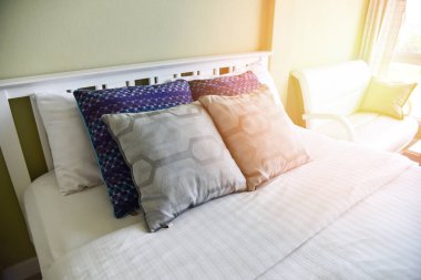 sabah oda yatak yastık ve battaniye kapaklı yatak odası penceresinde / güneşin doğduğunu pencereden sabah