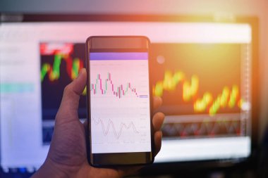 Mobil ekran üzerinde kurulu veri değişimi ticaret işadamı / forex çizelgeleri akıllı telefon - kolum ve hisse senedi grafiği grafik Exchange'de / para forex ticaret grafik grafik mali kavramı