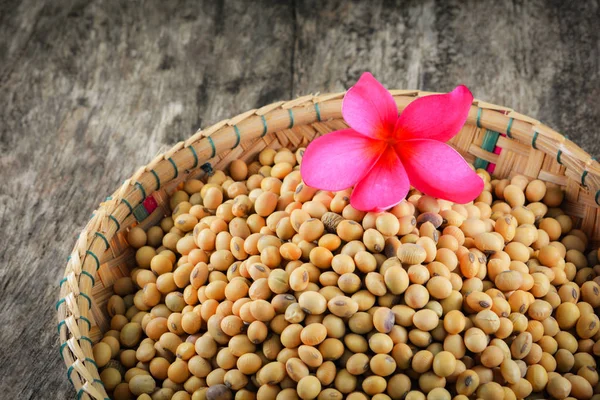 Soybean Basket Pile Soybean Grain Seeds Bamboo Basket Old Wood — Stock Photo, Image