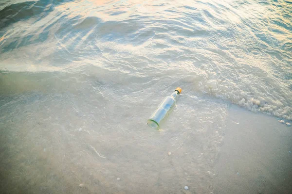 Bottiglia Sulla Spiaggia Bottiglia Vetro Trasparente Sulla Spiaggia Sabbia Galleggiante — Foto Stock