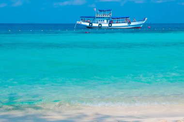 Feribot Tekne deniz Tayland / deniz manzarası balıkçı teknesi feribot ile turist parlak gün mavi gökyüzü yaz sahilde rahatla - tatil seyahat ve tatil mavi okyanus