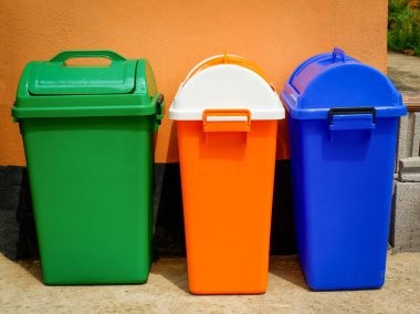 renkli depo gözü açık havada / yakın geri dönüşüm kutularını ayağa kalkıp duvara - yeşil turuncu ve mavi Bahçe park çeşitli boyutlarda bin 