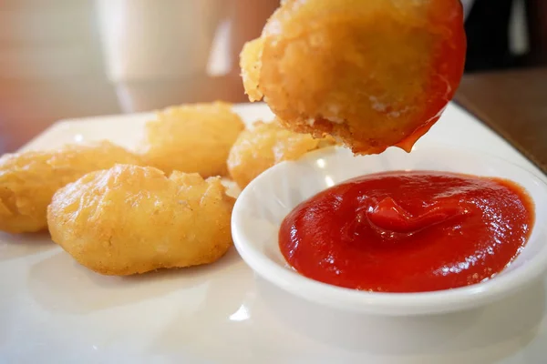 ナゲット鶏とトマトのソース チキン ナゲットのシャキッとした白いプレートの選択と集中のケチャップ炒め — ストック写真