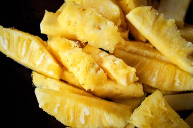siyah plaka üzerinde siyah arka plan sarı Ananas Meyve dilim ananas slice kapatın