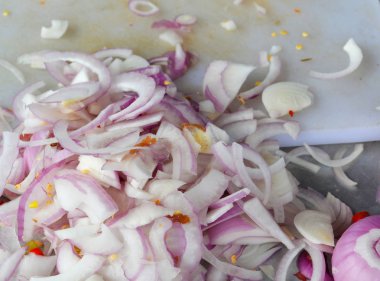 soğan dilimlenmiş Doğrama Kurulu Tarih / taze soğan yemek pişirmek için 