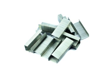 iğne zımbala / metal Kağıt beyaz arka plan üzerinde izole Office için zımba