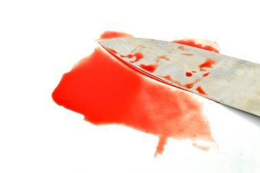 kanlı bıçak / kırmızı kan mutfak bıçağıyla beyaz arka plan üzerinde izole