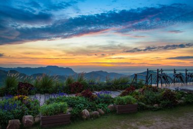 güzel gündoğumu renkli gökyüzü bulut / Peyzaj Bahçe dağ çiçek ve bitki yol Ahşap balkon hill view noktada günbatımı Dağı yüksekliği arka plan için  