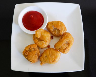 Nuggets tavuk ve domates sosu / tavuk nuggets çıtır çıtır kızarmış beyaz tabak seçici odak ketçap sosu