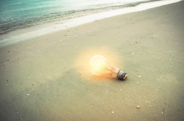 Λάμπα Φωτός Στην Παραλία Ιδέα Έννοιας Λάμπα Πορτοκαλί Φωτισμού Για — Φωτογραφία Αρχείου