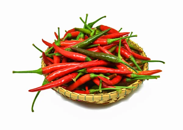 Chilli Pepř Izolované Červené Zelené Papriky Mlátící Koš Bílém Pozadí — Stock fotografie
