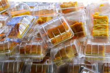 Arpacık ve kabak ile Hindistan cevizi custard kareler kutusunda kızarmış / Name Tay 