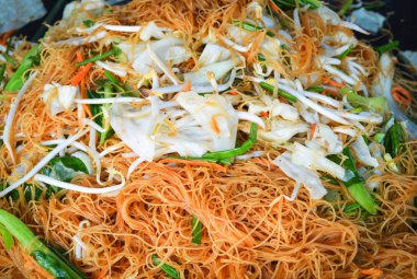 Fasulye filizi Tayland yemekleri ile kızarmış pilav Erişte Erişte ilave edin / Ped Tay Pirinç Noodle sokak kızartmaları ilave edin.