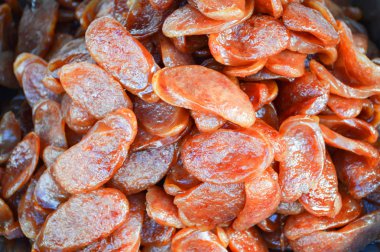 Çin domuz sosisi dilim ve kızarmış sosis sokak gıda lezzetli. (Silah-chiang) 