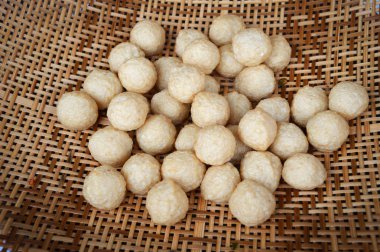 köfte veya balık top bambu örgü üzerinde kızarmış / Tay köfte