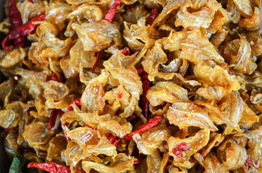 Küçük kızarmış balık gevrek ile biber kurutulmuş / derin kızarmış küçük bir aperatif doku arka planda sokak gıda/süs balıkları