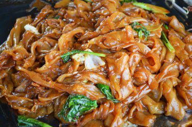 Heyecan geniş Pirinç Noodle ile Tayland yemekleri sebze kızarmış / Pad Thai sokak gıda kızarmış şehriye heyecan pilav